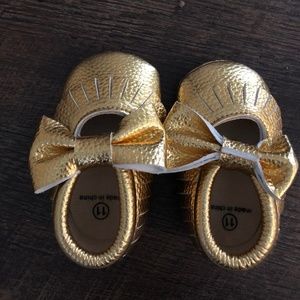 Gold metallic baby girl moccasins with bow Size